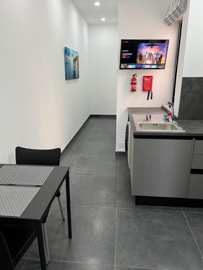 Cosy & Modern Top Floor 1-Bedroom Apartment セント・ポールズ・ベイ エクステリア 写真