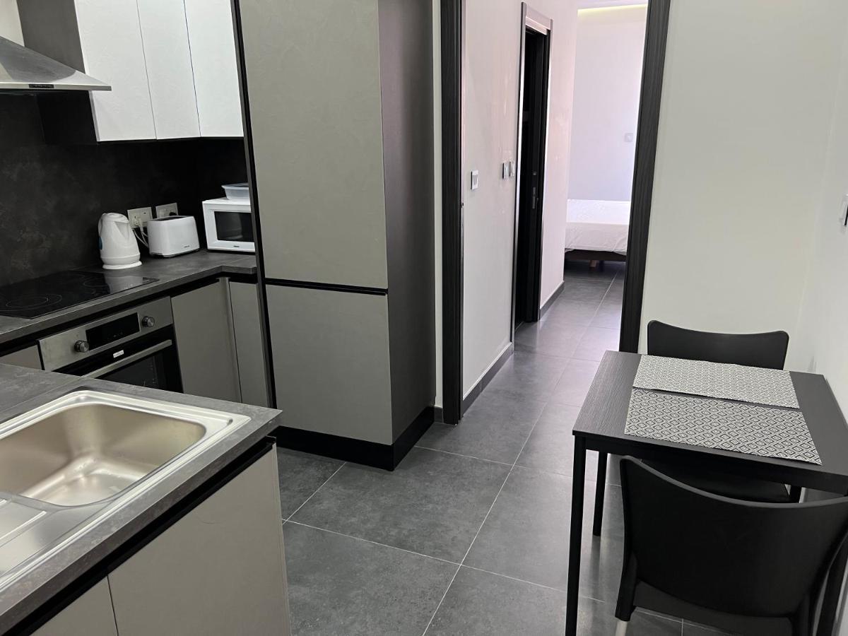 Cosy & Modern Top Floor 1-Bedroom Apartment セント・ポールズ・ベイ エクステリア 写真