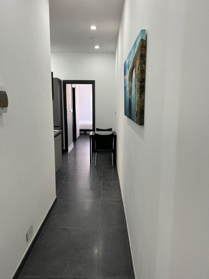 Cosy & Modern Top Floor 1-Bedroom Apartment セント・ポールズ・ベイ エクステリア 写真